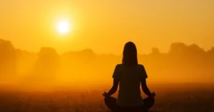 Mulher sentada na cama com expressão de angústia e mãos na cabeça, envolta por correntes sutis de energia espiritual, simbolizando cansaço emocional e necessidade de limpeza espiritual.