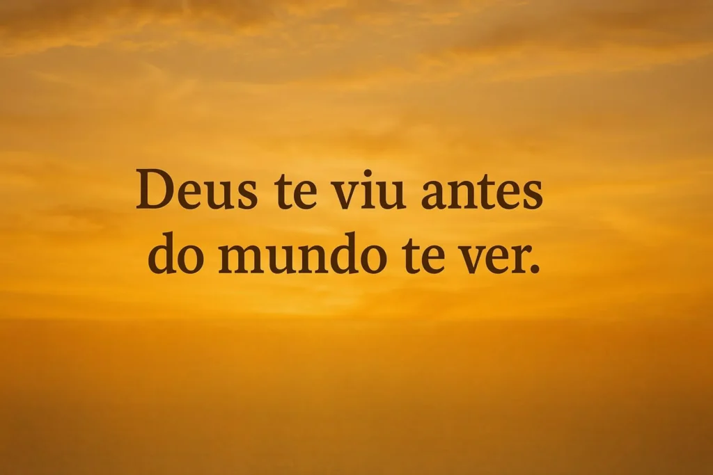 Céu dourado ao amanhecer com a frase “Deus te viu antes do mundo te ver”, representando o cuidado divino desde a origem.